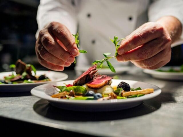 Süperyatlarda Gastronomi Zirvesi: Michelin Yıldızlı Şeflerin Ege ve Akdeniz Rotalarındaki Özel Menüleri