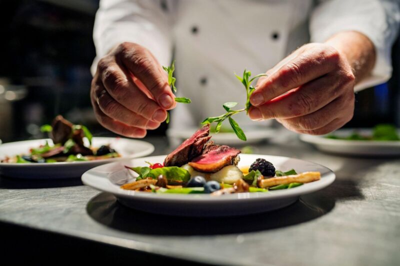 Süperyatlarda Gastronomi Zirvesi: Michelin Yıldızlı Şeflerin Ege ve Akdeniz Rotalarındaki Özel Menüleri